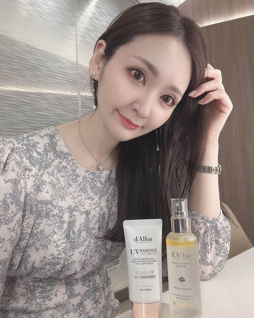 藤後 沙織 とうごさおりのインスタグラム：「紫外線が強い季節になってきたので、 化粧下地も日焼け止め効果の高いものを…✨  @dalba_japan のトーンアップサンクリームを使い始めたよ。 素肌のようにナチュラルにトーンアップしてくれて、SPF50+PA++++で紫外線対策もばっちり♡  厚塗り感なく、お肌トラブルもカバーできるので、 この下地にお粉だけで十分でした。 ヴィーガン認証も取得しているので、 お肌にも動物にも環境にも優しい🫶  ホワイトトリュフ ファースト スプレーセラムは、 洗顔後のブースターや乾燥が気になる時にいつでも使えます♡ ミストで手軽にケアできるので時短でスキンケア  黄色いオイル状の層と無色の液体の層の二層になっていて、軽く降ってからスプレーします。 ミストは霧のような噴射でとても細かく、やさしい肌あたり。素早く肌に馴染むのでメイクの上から使ってもメイクを邪魔しません。 オイル配合なので、しっとりだけでなく肌のツヤ感も出てお気に入り。 ほのかなシトラスフローラルの優しい香り。 こちらもヴィーガンアイテムだよ♡  高級感のある見た目も大好き。  Qoo10のメガ割でお得に買えるのでチェックしてみてね🫶  #ダルバ #ダルバヴィーガン #ヴィーガン #下地 #ミスト #メガ割 #PR」