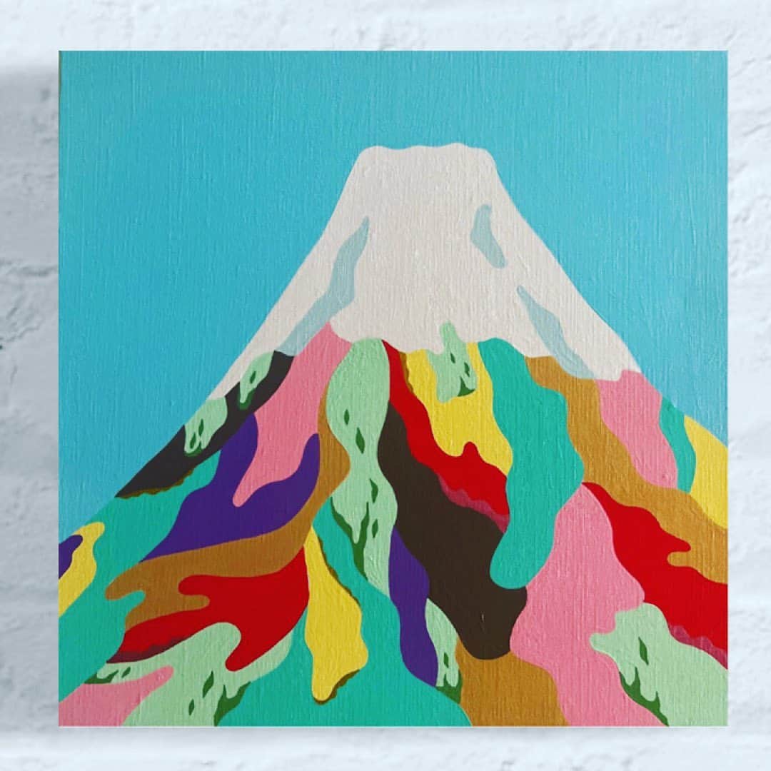 松尾たいこのインスタグラム：「《あの日の富士山》この作品は代官山のヘアサロンalloyで6/10まで展示中の作品の中のひとつ。  私が好きなモチーフのひとつが富士山。  晴れた日も雨の日も 雪が積もった日も暑い夏の日も そこにいていろんな表情を見せてくれます。  私は1ヵ月に数回は新幹線に乗りますが、必ず富士山が見える席を予約します。  富士山が見えてくると「いつも見守ってくれている」そんな気持ちになります。  富士山は何度描いても表情が変わって仕上がるのが不思議です。  公式サイトのオンラインショップにも掲載しました。  https://www.taikomatsuo.com/japanese/online-shop/  あの日の富士山、誰かのおうちをハッピーにしてくれたらうれしいです。  ラメのキラキラやゴールドも美しい仕上がりになりましたので、まずはalloy で原画を見てほしいです。  ※私の作品への質問やお問い合わせはお気軽に⠀ ⠀ 「見えないけれど　つながっている」⠀ 「会えないからこそ　いとおしい」⠀ 森羅万象・花鳥風月・四元素(五元素)・二十四節気など日本をテーマに作品を作っています。⠀ この絵の中にもつながりを。⠀ ⠀ #japaneseartist #liveintokyo #myartwork #acrylicpainting #lovejapan #modernartist #contemporarypainting #contemporaryartist ⠀ #colorfulartwork⠀ #kawaii #arigato⠀ #happycreativelife #staycolorfullycreative⠀ #loveny #lovehongkong #lovetaiwan #lovesingapore #lovekorea⠀ ⠀ #現代アート #現代美術 #現代アーティスト #森羅万象 #五行思想 #八百万の神 #花鳥風月 ⠀ #神社好きな人と繋がりたい⠀ @holbein_art ⠀ @holbeinartistmaterials #富士山 #mtfuji」