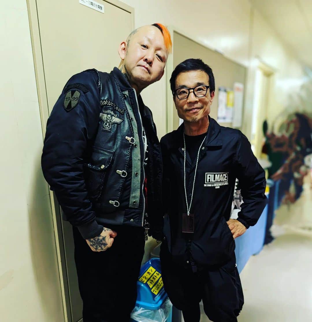 磯部正文のインスタグラム：「DIG FEST終演後にOAUの札幌公演に向かったものの最後の曲の1分くらいしか観れず その1分だけでも ああいいライブだったんだろうなあと思ったんだけど初日を終えたこの先のツアーの何処かにちゃんと観に行きたいわ 前日に撮りそびれてたSLANGのKOさんと」