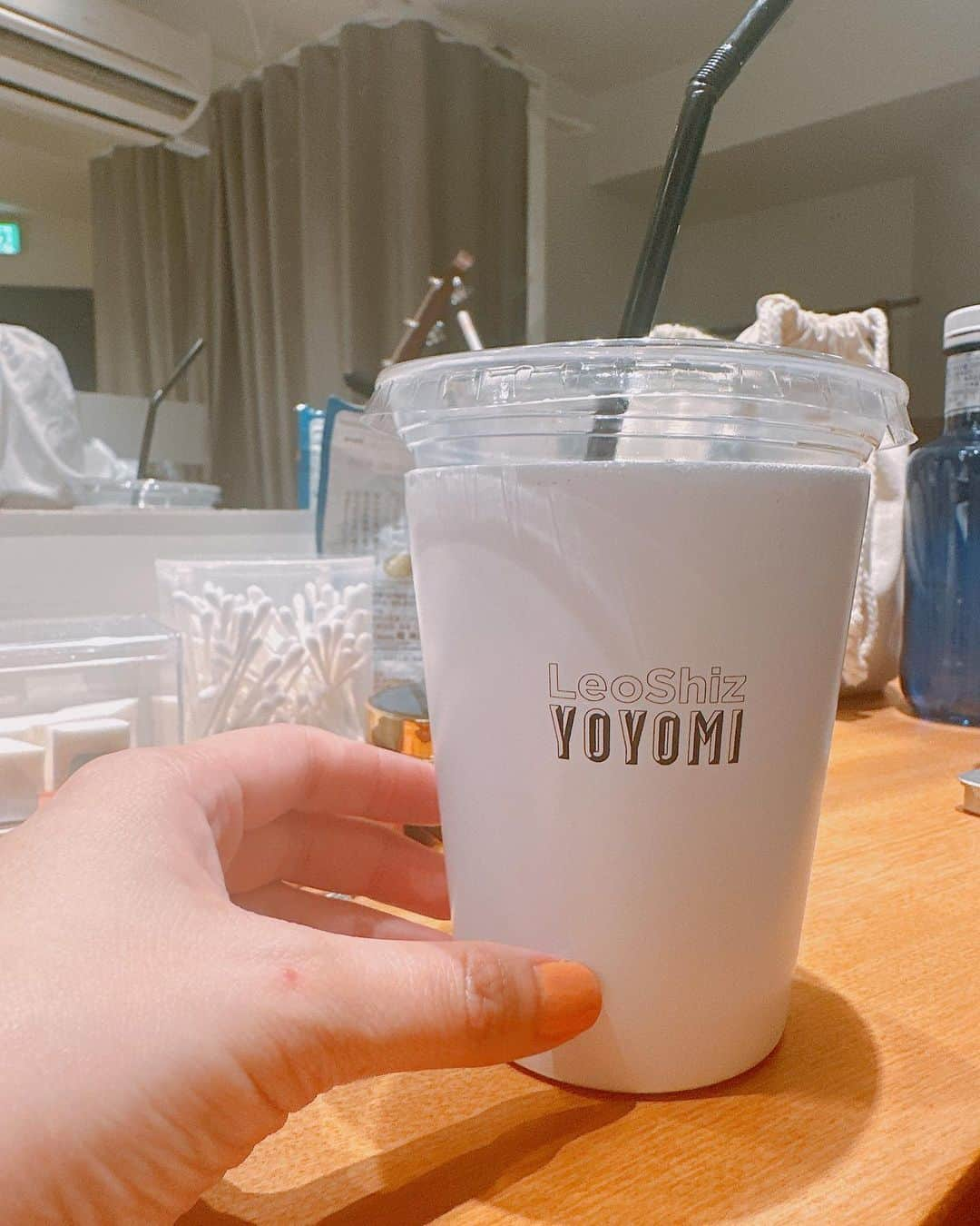 レオラさんのインスタグラム写真 - (レオラInstagram)「"#YOYOMI vol.2" 無事終了しました✨  心配なことも多かったと思いますが、 足を運んでくれた皆さん 本当にありがとうございました！！  3月にバースデー2マンを企画して、 こんなにもすぐにvol.2ができるなんて🥹 本当に嬉しいです！！  これも全部皆さんのおかげ😌🙏  @shizuka_dream06 姉さんと 今回も和気あいあいとお届けしました🫶🏻  どんなコメントもドンっ！と受けてくれるShizukaさんに終始頼りきってましたが😂  みんなが楽しんでくれてたらいいな🧡  前日の台風&豪雨の影響で、 やむなく断念された方もいたと思います🥲  必ずまた会いましょう！！  thank you @yoyogi_live_studio_lodge」6月4日 10時10分 - leola_official