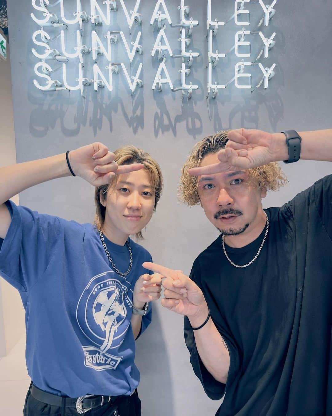 朝日光輝さんのインスタグラム写真 - (朝日光輝Instagram)「6月からスタイリストデビュー⭐️した  ETSU（エツ）@sunvalley_et   センス、バランス感に優れた美容師です✨  今後の伸びしろも楽しみなスタイリストでございます！！  皆様！どーぞ！宜しくお願い致します⭐️  #sunvalley #美容師#ヘアメイク#美容院#美容室#ヘアサロン#ヘアスタイリスト#デビュー#おめでとう#宜しくお願い致します」6月4日 10時03分 - mitsuteru_asahi