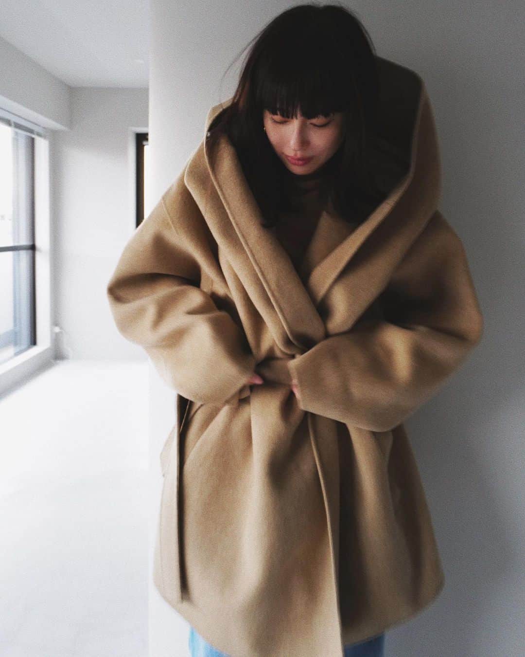 JUNNAのインスタグラム：「#ETRE23秋  ETRÉ TOKYO 2023 AUTUMN PRE ORDER  今年の大本命コート🧥  #ETREフーディーリバーコート  サンプル段階から可愛すぎて満場一致で 先行受注のメンバー入りしたショート丈リバーコート  お気に入り過ぎて３色展開  首元にたまるたっぷりフード 暖かく、軽い、私の中で一番オススメ。  ーーーーーーーーーーーーーーーーーーーー  '23 AUTUMN PRE ORDER  ONLINE STORE 6/8(木) 19:00 - 6/15(木) 12:00  LUMINE SHINJUKU 6/8(木) - 6/14(水)  #etretokyo#only#156cm」