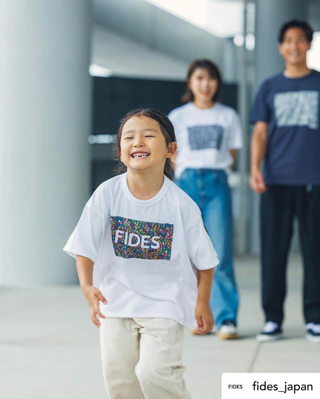 小林久晃さんのインスタグラム写真 - (小林久晃Instagram)「. FIDES6周年記念アイテムのモデルには、このファミリーしかいない。そう思いオファーを出させていただきました。シーズン中にも関わらず快く協力してくれたチーム、そして都倉家族には感謝です。使いたい写真がいっぱい過ぎて困りました。商品の詳細はオフィシャルで。  Posted @withregram • @fides_japan . 【NEW ITEM】 6周年記念アイテム 第一弾 ⁡ FIDES 6周年を記念して、シンガポールを拠点に活躍するNikki YamaguchiさんデザインによるTシャツとiPhoneケースを販売いたします。  6月6日(火)にそごう横浜店にて先行販売、福岡店頭・WEBは6月10日(土)に発売いたします。 アイテムの発表に際して特別なビジュアルも制作しました。 今回の着用モデルはJリーグ V・ファーレン長崎の都倉賢選手、そして都倉選手のご家族にもご協力していただきました。 本商品は初回生産限定として、再生産はございません。 ⁡ ■Nikki Yamaguchi 子役、女優、レポーターとして活動し、王様のブランチやウルルン滞在記、夢の扉、世界ふしぎ発見などの数々の番組でレポーターを務める。2011 年より、シンガポールに移住し、6児の母として慌しい生活をおくりながら、現在はシンガポールを拠点にアーティストとして活動。シンガポールの歴史ある絵画のコンテスト、2022 UOB シンガポール ペインティング オブ ザ イヤー受賞。  @nikki.yamaguchi_art  @nikkinonikki  ⁡ 2022 UOB Painting of the Year Award  https://www.uobgroup.com/uobandart/uncovering-talent/painting-of-the-year/artists-studio.html?linkId=100000129621621 ⁡ ⁡ ・6th ANNIVERSARY S/S Designed by Nikki Yamaguchi COLOR WHITE/CHARCOAL SIZE  XS/S/M/L/XL PRICE 13,200 YEN(IN TAX) ⁡ ・6th ANNIVERSARY S/S KIDS Designed by Nikki Yamaguchi COLOR WHITE SIZE  90/100/110/130/150 PRICE 5,500 YEN(IN TAX) ⁡ ・6th ANNIVERSARY LOGO I PHONE CASE Designed by Nikki Yamaguchi 対応機種  7/8 , 12/12pro , 13/14 , 14pro PRICE 4,400 YEN(IN TAX) ⁡ ⁡ ■発売日 そごう横浜店：6月6日(火) 福岡店頭・WEB：6月10日(土) ＊WEBは11:00にリリースいたします。 ＊本商品の追加生産はございません。 ⁡ ■FIDES POP UP STORE 期間：6/6(火) - 6/12(月) 場所：そごう横浜店 5F ⁡ 〒220-8510 神奈川県横浜市西区高島2-18-1 営業時間：10:00〜20:00 https://www.sogo-seibu.jp/yokohama/ ⁡ ⁡ お問い合わせ TEL： 092–707-2664 MAIL：info@fidesjapan.com 営業時間　12:00 - 19:00 ⁡ OFFICIAL WEB SITE ▶︎ https://fidesjapan.com/   @tokuraken @moemurakami_  #FIDES #FIDESGOLF  #FIDESJAPAN #FUKUOKA ⁡」6月4日 10時06分 - teruteru620