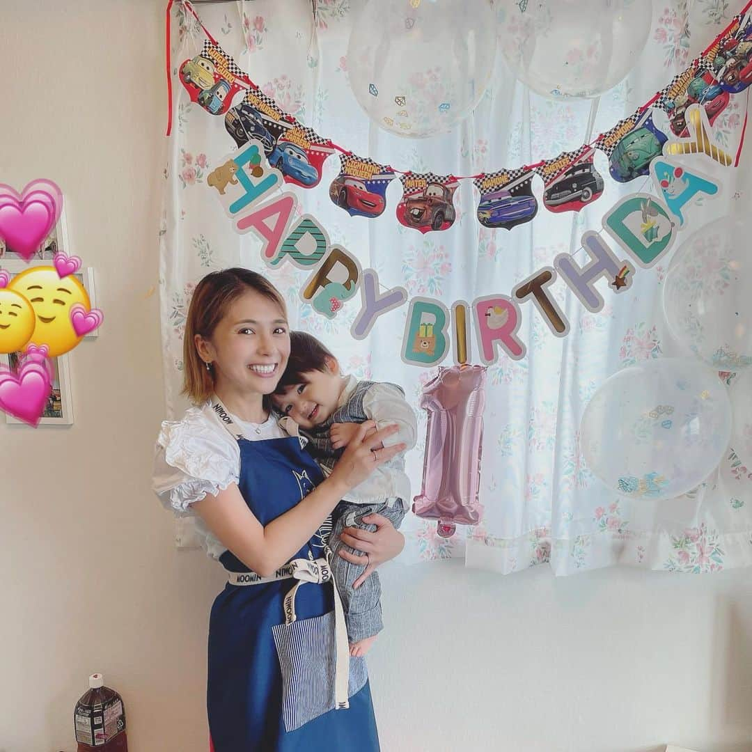 C’kのインスタグラム：「ぼっちゃんの1st Birthday Party🎉🎂👨‍👩‍👧‍👦👵👴🎁🥂🩵  今回も色々お料理仕込んだけど、コストコのカクテルシュリンプとロティサリーチキンにも頼って何とかボリュームあるお食事が用意できました😚💓  シュリンプは玉ねぎとピーマン刻んでサルサソース作って少し手を加えました🤤 チキンにも合う味で美味しかった😘  味玉の茹で時間、次回はあと1分早くしてみよっと❗️ 今回は8分❗️🥚 味はしっかり染みていたせいか人気でした😘  筍ごはんは少し薄味に仕上げたけどお出汁しっかりとったせいか高評で良かったです🍚⭕️  磯つぶ貝は生姜効かせて煮たし、他にも結び蒟蒻煮たりしました✌️じじばばも喜んでくれました👵👴👌💓  あとは海鮮大好き系家族なんで、刺し盛りに頼って🤤  締めは渡り蟹の味噌汁に、 デザートは米粉と豆腐のガトーショコラでフィニッシュでした🫃  息子には専用で #birthdaycake  を作ったよ💓  #1stbirthday   私は忙しかったけど楽しかったし、家族みんなが満足してくれて嬉しかったし、親睦も深まって何よりで、みんなで息子のお祝いができて私は幸せでしたー🩵  無事に1歳を迎えられて少し安心してます❗️ 本当におめでとう❣️👦  母になれて、家族ができて、 今まで成長できなかった部分が磨かれて、今の私がいて😃  2人の子供に私も育てられていて、感謝です👌  そして、👨に文句言ったり怒ったりは勿論、勿論しますけど🤣日々感謝してるし、大好きなのでこれからも頑張りたいと思いますです 本当ありがとうです👨👊  #結婚4周年  もめでたいです  #令和4年ベビー  #1歳になりました  #立派な男の子です」