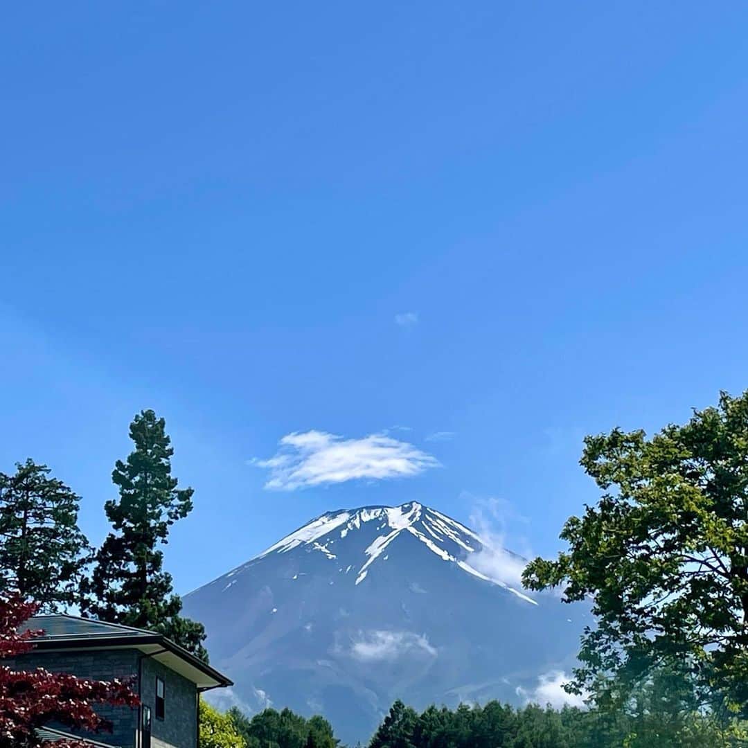 大森日雅さんのインスタグラム写真 - (大森日雅Instagram)「いつか満月と富士山を同時に拝みたい…🗻🌕  #今日は6月満月 #FullMoon #河口湖 #パワースポット #富士山 #山の天気は変わりやすい #色んな表情の富士山が見られた☺️」6月4日 10時08分 - nichika_omori