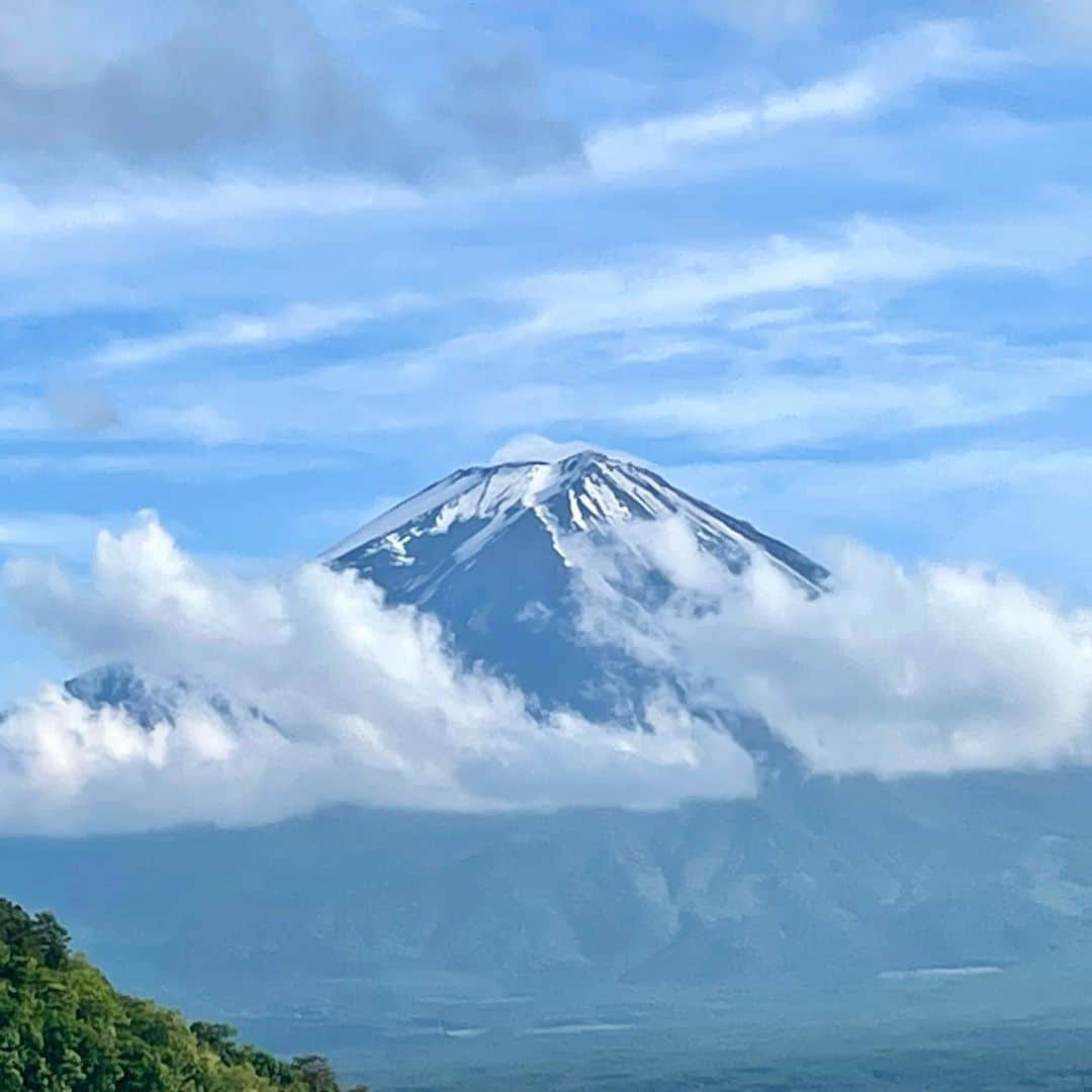 大森日雅さんのインスタグラム写真 - (大森日雅Instagram)「いつか満月と富士山を同時に拝みたい…🗻🌕  #今日は6月満月 #FullMoon #河口湖 #パワースポット #富士山 #山の天気は変わりやすい #色んな表情の富士山が見られた☺️」6月4日 10時08分 - nichika_omori