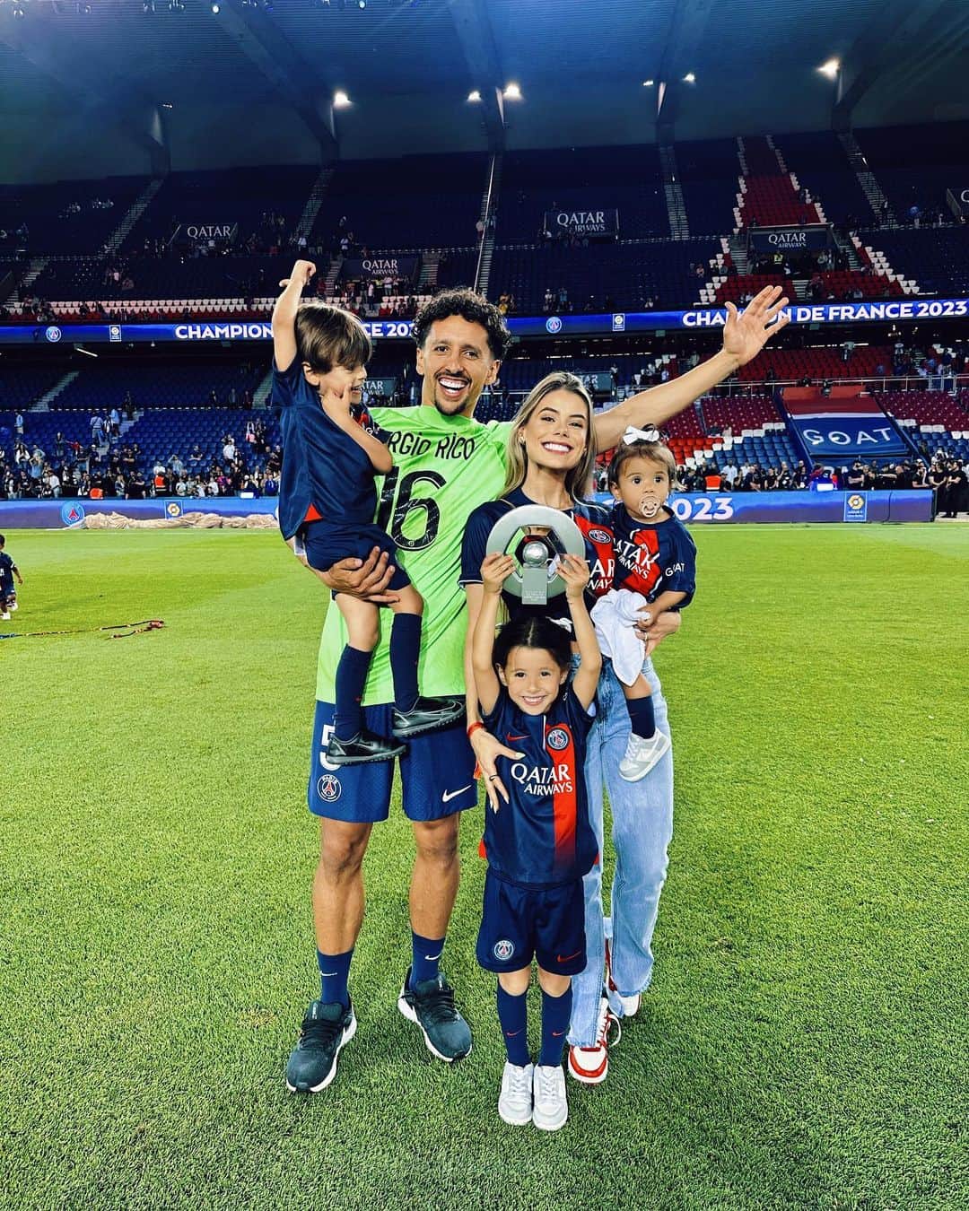 のインスタグラム：「Célébration du titre français et une pensée spéciale pour Sergio. On vous envoie pleins de bonnes énergie 🙏🏼 @albasilvat #PSG」