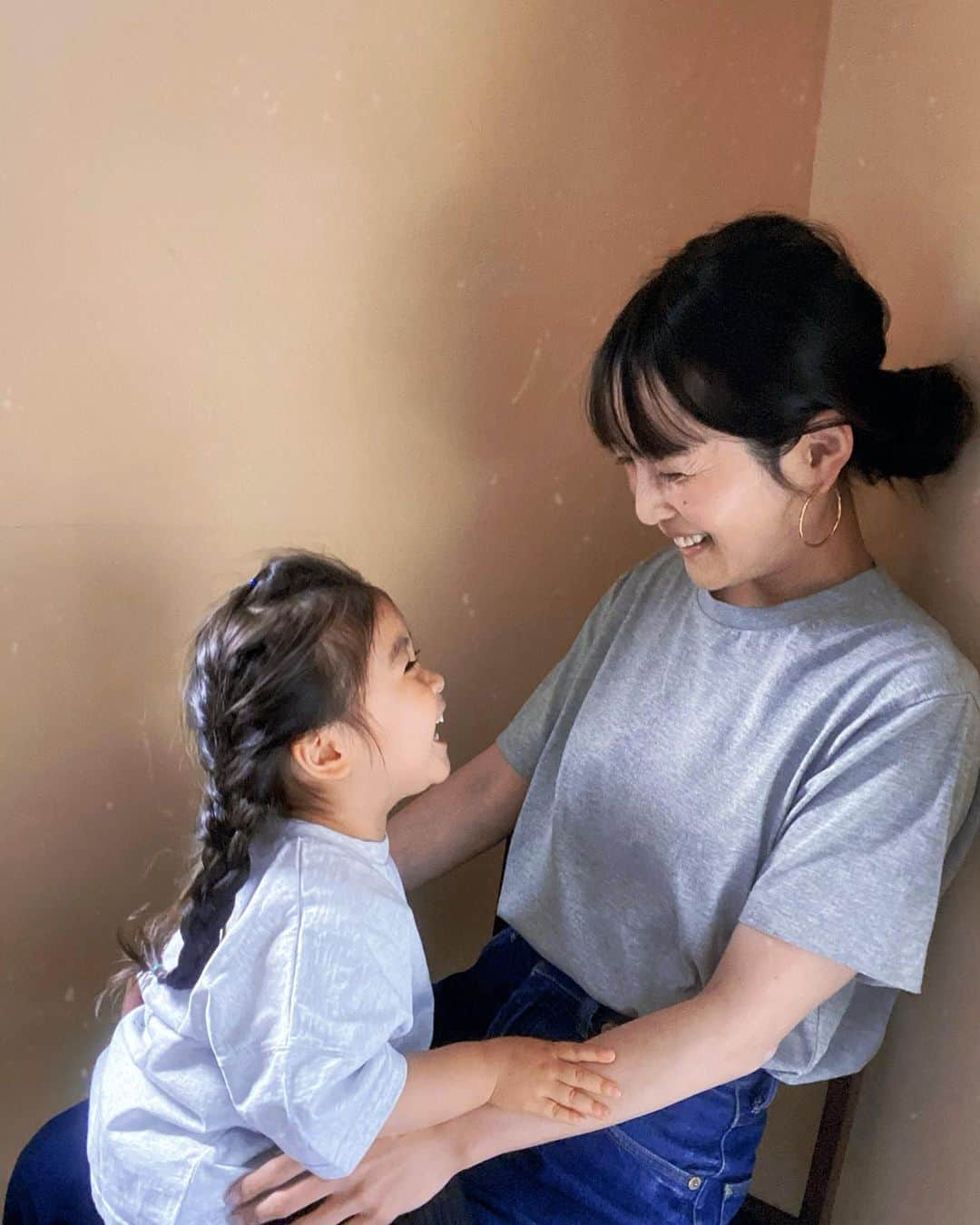 のインスタグラム：「🐰🐨🐭🦭🦛🐘 最近はお口が達者になってきてびっくりする できることも増えてきたし しっかり者のおねえちゃんになってきたけど まだまだ可愛い甘えん坊ちゃん😌  #2歳」