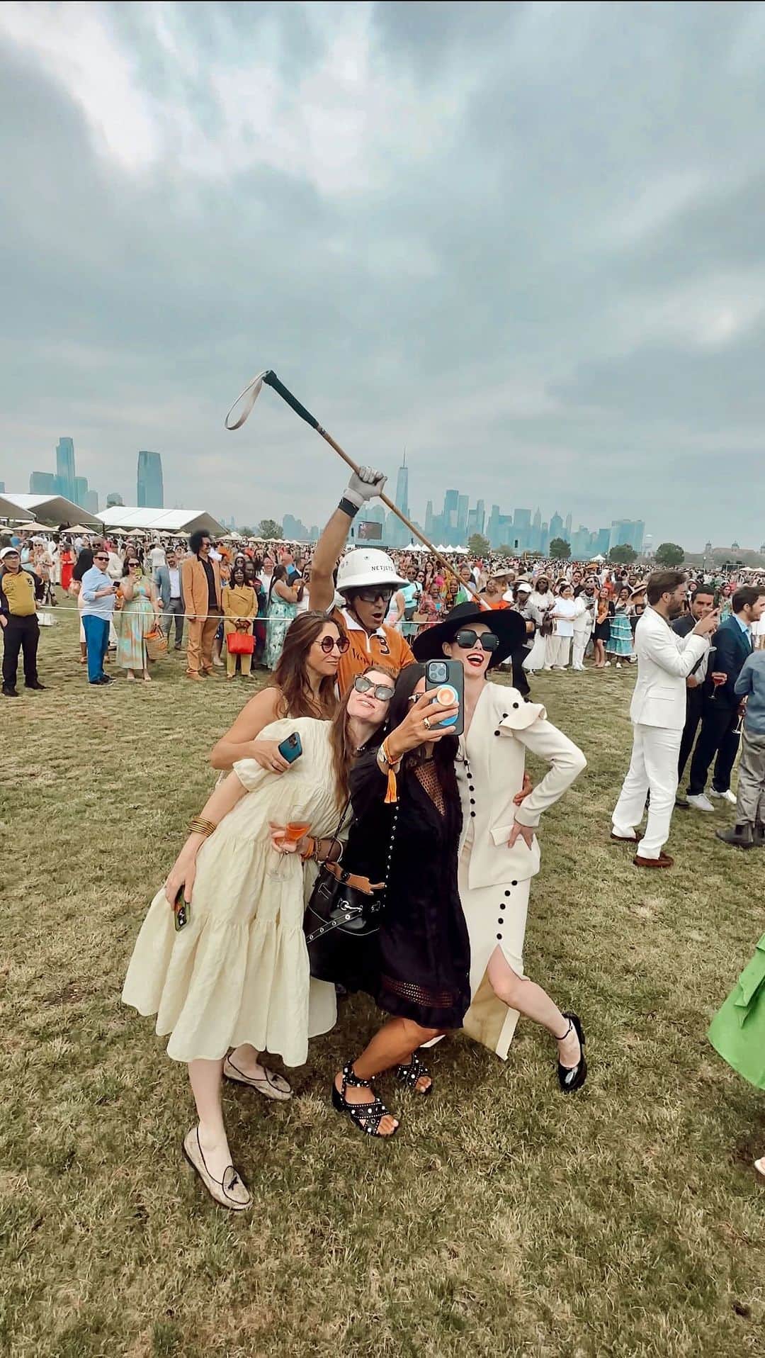 のインスタグラム：「So happy to be back at the #vcpoloclassic after a few years, such a quintessential New York summer day 🥂🍾 @veuveclicquot」