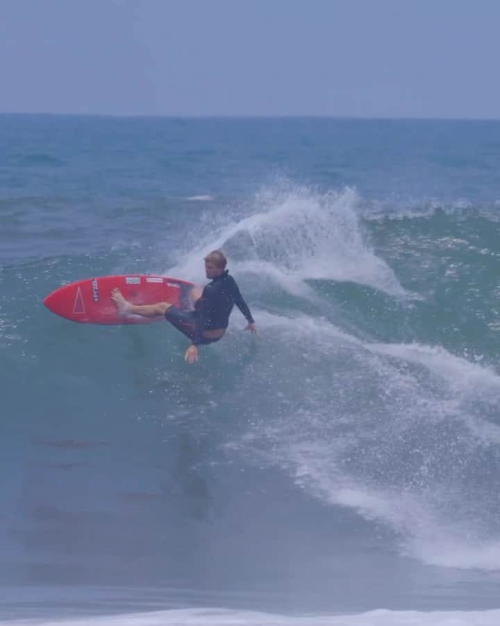 ジョン・ジョン・フローレンスのインスタグラム：「New places new waves. 🇸🇻」