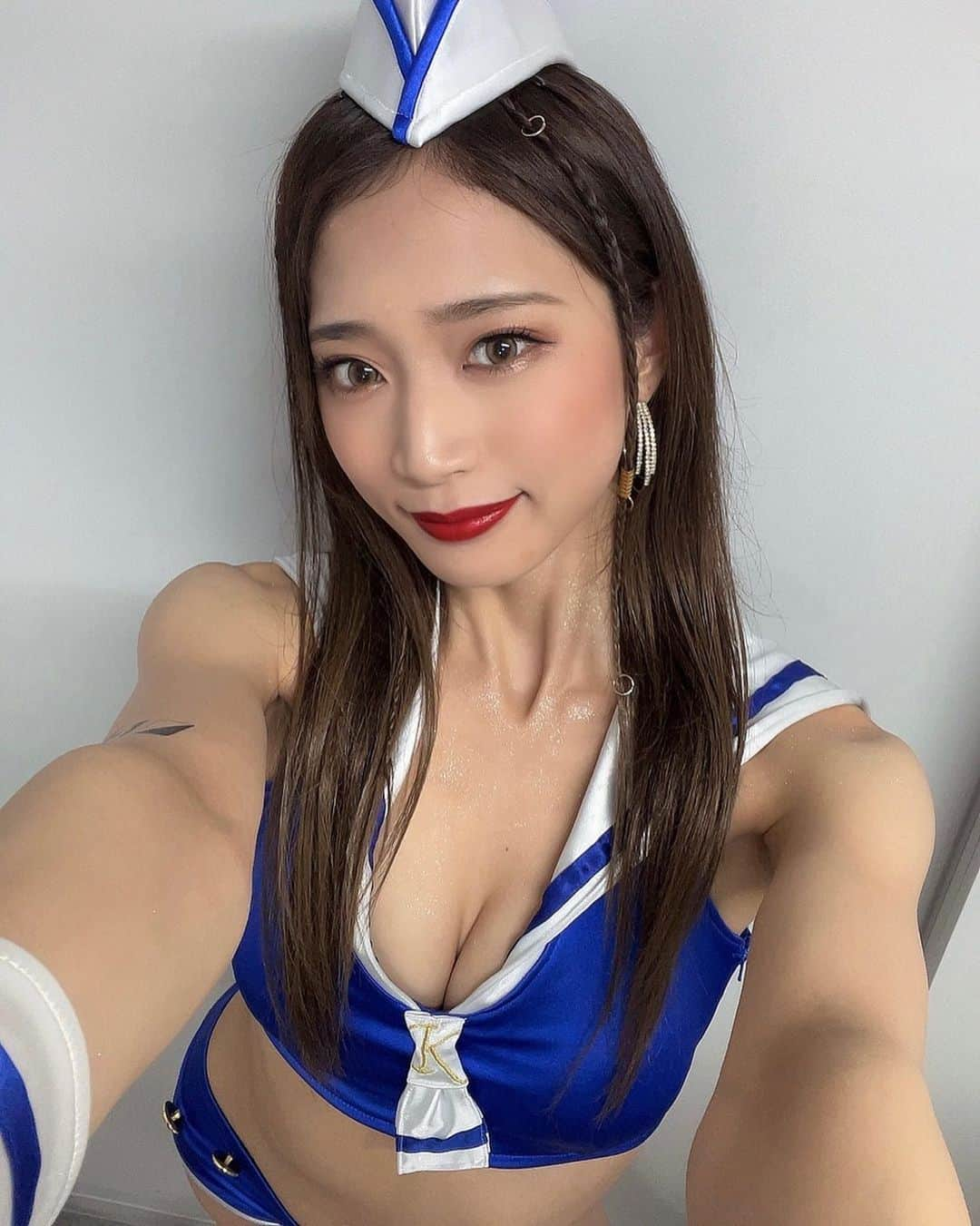 宮野真菜のインスタグラム：「横浜大会お疲れ様でした🥊 そしてありがとうございました！  ワクワクする延長戦や一瞬のKO等、それぞれに見所があり、会場が活気溢れる1日でした✨ そして遂に初代ミドル級王者が誕生しました👑 ハッサン・トイ選手！おめでとうございます！  次回は7月大会💙楽しみです！  #k1wgp #k1girls #k1ガールズ #ラウンドガール #鹿児島出身 #宮野真菜 #ちゃんまな #ちらっ #チラッ」