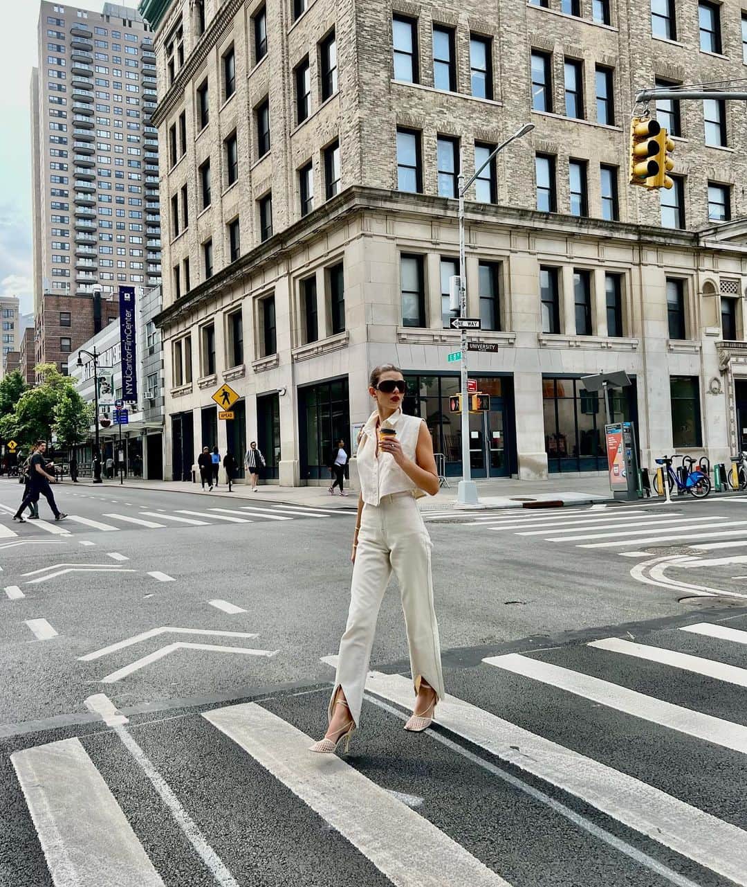ジョージア・フォウラーのインスタグラム：「Feeling alive in the city that never sleeps. Certified organic cotton courtesy of  @Triarchy because even my jeans have standards.  #Howmuchplasticareyouwearing」