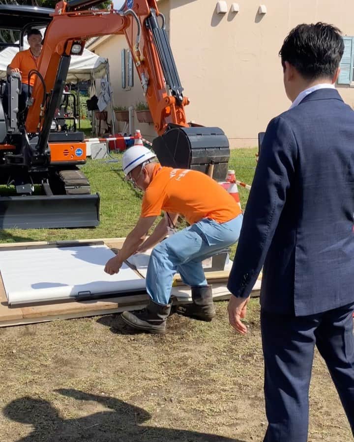 のインスタグラム：「横須賀のソレイユの丘で4年ぶりの建設フェスタ。重機（ユンボ）で習字を披露してくれました。  こどもに大人気な企画満載のイベントは朝から賑わっています。暑いので水分補給を忘れずに。  #横須賀 #ソレイユの丘 #建設フェスタ #4年ぶり #重機 #ユンボ #ショベルカー  #重機女子  @kao.ksk  #習字 #小泉進次郎」