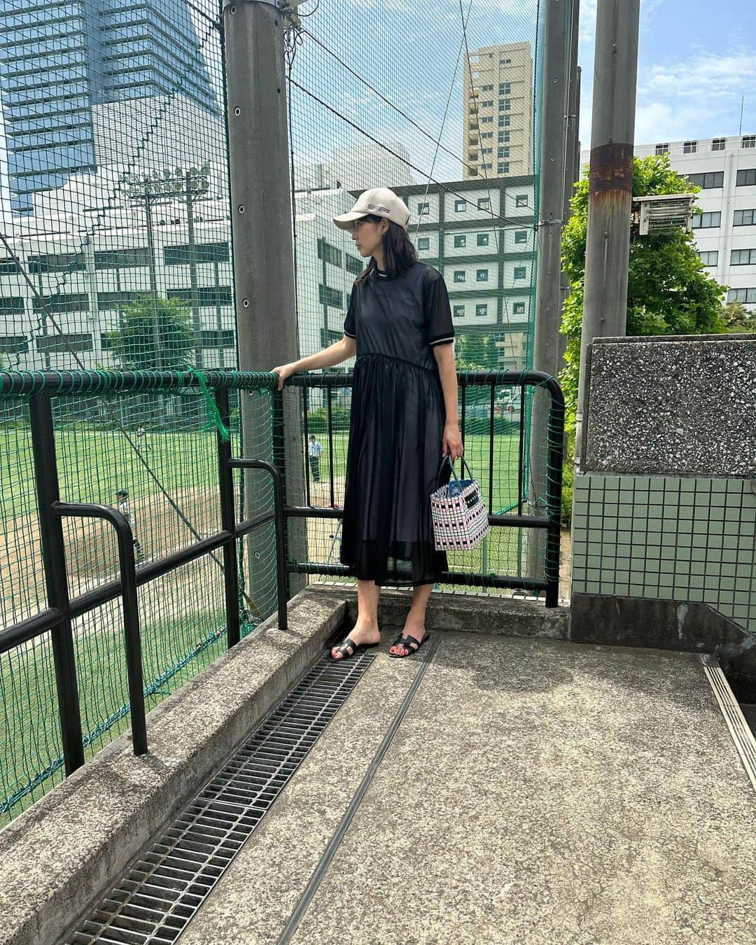 滝川その美のインスタグラム：「いつかの日の。 試合観戦⚾️ ワンピースのシアー感が黒でも涼しく見えるでしょ。」