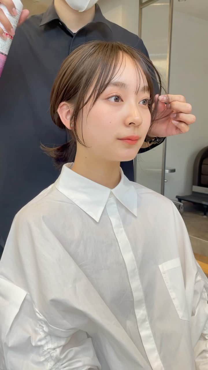 吉田達弥のインスタグラム：「結ぶだけ💫  #ヘアアレンジ　#カット　#ヘアカラーベージュ  #ミントカラー  #レイヤーカットロング  #おくれ毛　#編み下ろし  #ヘアアクセサリー」