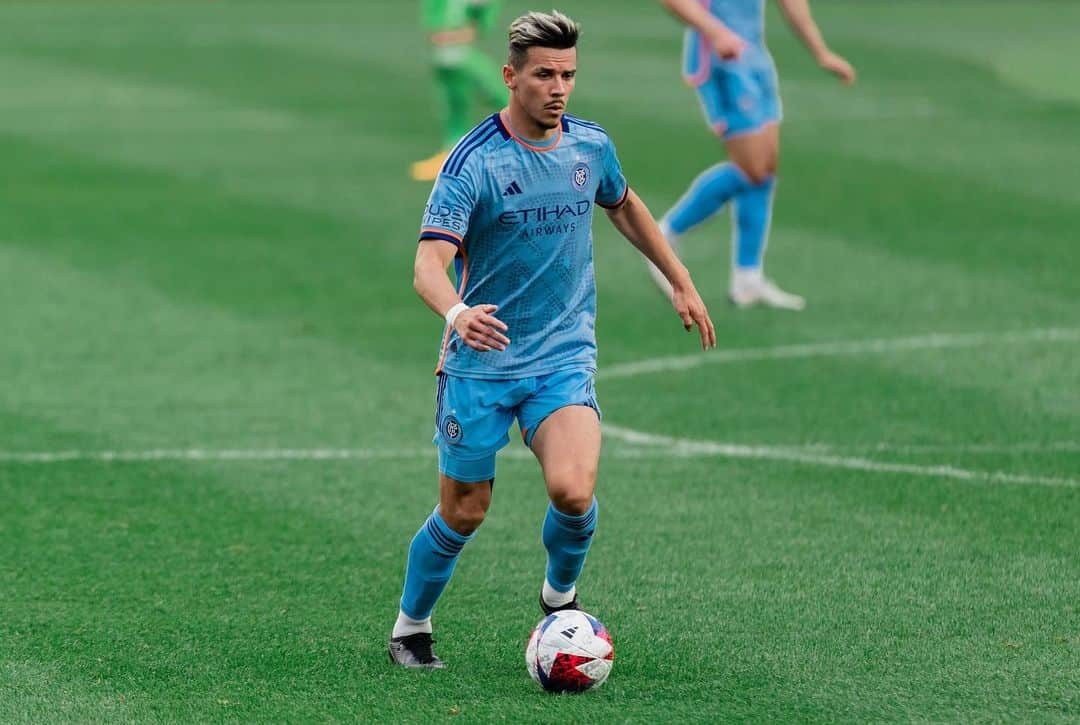 アルフレッド・モラレスのインスタグラム：「Every adversity, every failure, every heartache carries with it the seed of an equal or greater benefit.  - Napoleon Hill  Always positive @nycfc 🩵🗽」