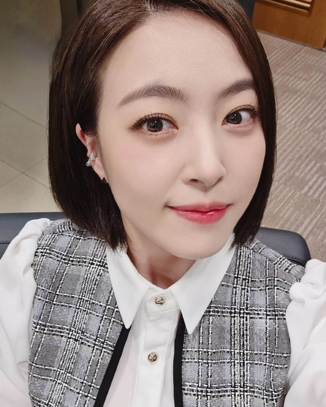 シム・ウンジンのインスタグラム：「오랜만에 그냥 #셀카 #😄」