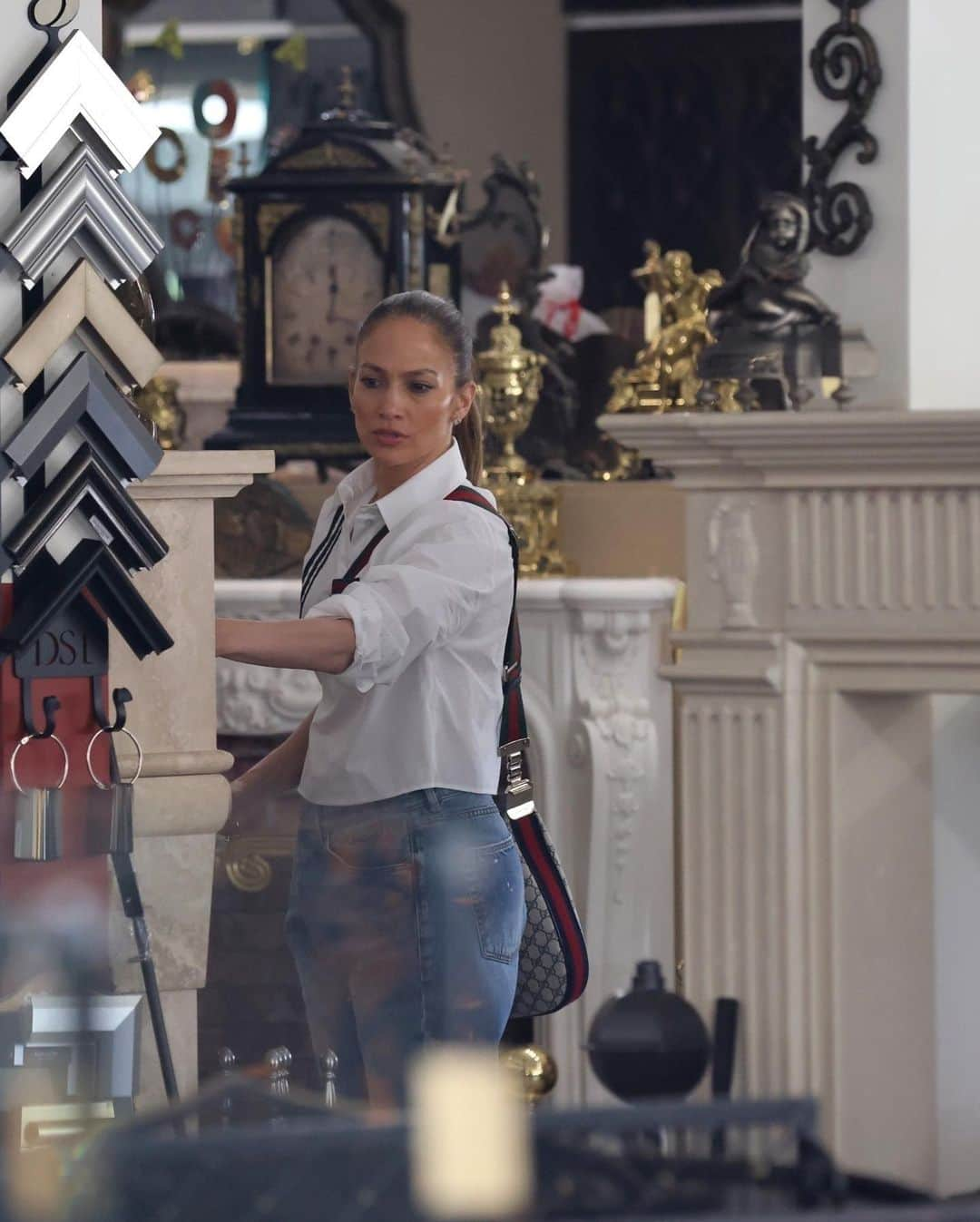 Just Jaredさんのインスタグラム写真 - (Just JaredInstagram)「Jennifer Lopez looked oh-so chic while shopping for items for the new home she and Ben Affleck reportedly purchased together. We've got more pics of her out on JustJared.com! #JenniferLopez Photos: Backgrid」6月4日 10時35分 - justjared