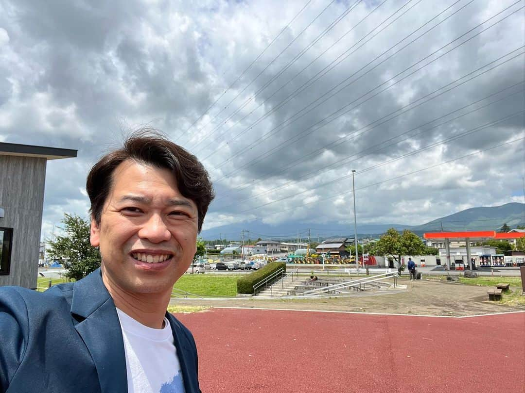 原田良也さんのインスタグラム写真 - (原田良也Instagram)「静岡でロケ！ あれ？ 金太郎は滋賀県長浜出身のはずやけどなぁ、、、。 2枚目は日本を代表する絶景の富士山と！ 6/19のBSよしもとご覧ください^ ^  #BSよしもと #道の駅 #ふじおやま #吉本料理部部長 #いけや」6月4日 10時42分 - irasshassee