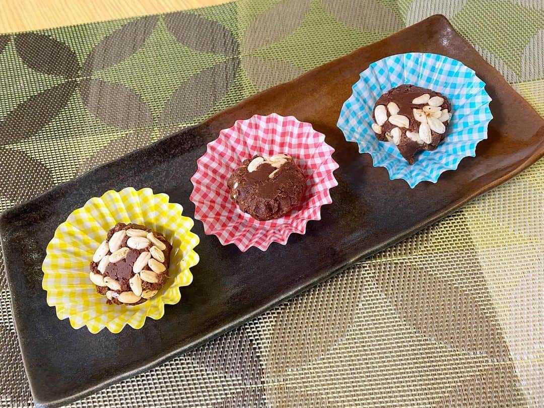 川島恵のインスタグラム：「今日は朝から親子でチョコレート作りをしました！私はほとんど手伝っていません🍫 形もご愛嬌な感じですが🍫笑！美味しかったので👏 ・ #チョコレート #チョコレート作り体験  #絵本の影響で #ルルとララシリーズ  #ルルとララのチョコレート」