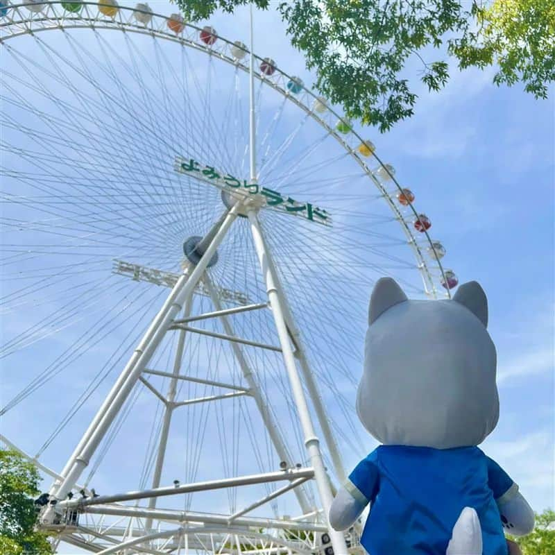 よみうりランドのインスタグラム：「よみうりランドのシンボル大観覧車🎡 　 遊園地ならではの非日常なひとときを味わえます✨  今日はとても気持ち良いお天気なので、マスコットキャラクターのグッドも乗りたそうにしていますね… 🤭  #よみうりランド#よみラン #よみらん #よみランアトラクション #遊園地 #よみラン映え」