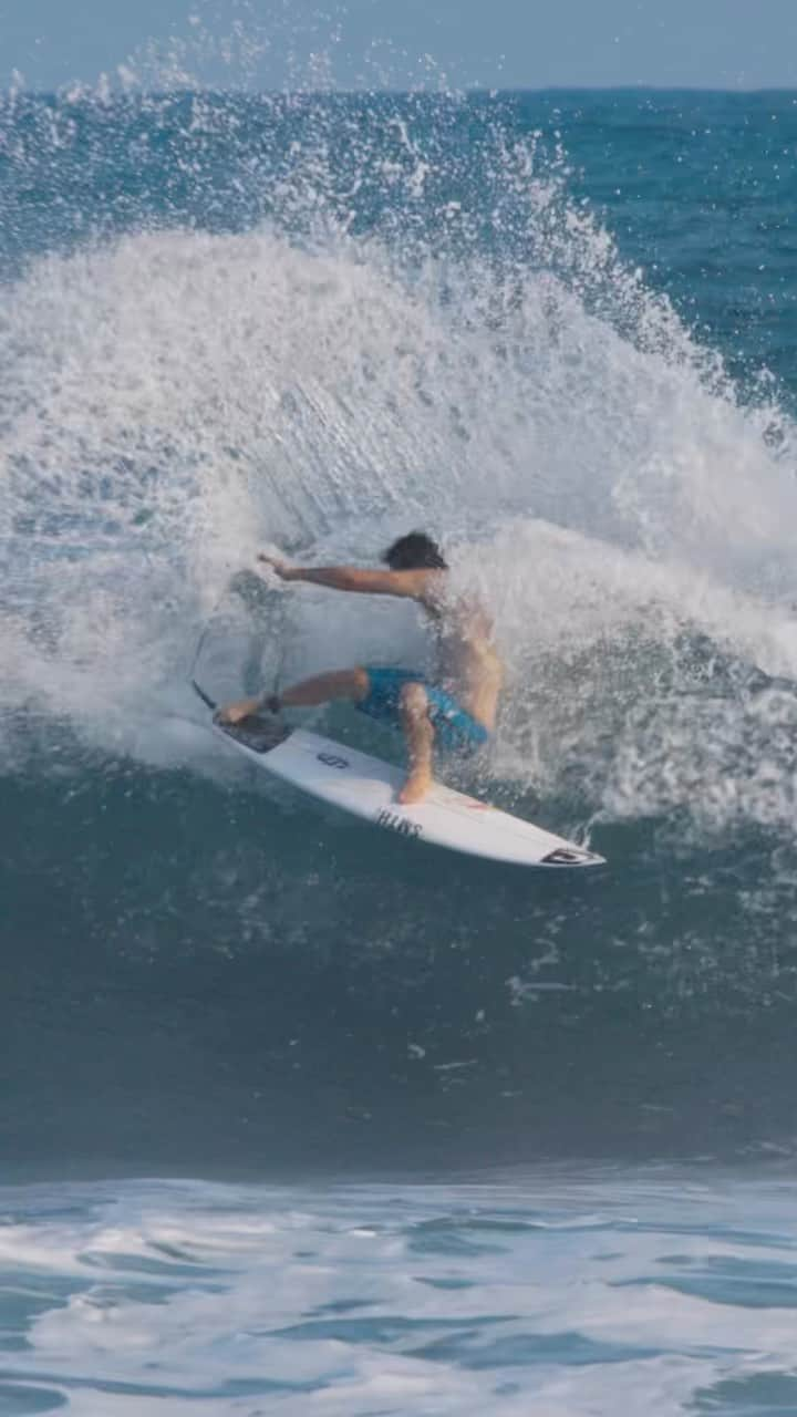 ジョーディ・スミスのインスタグラム：「Happy to be back in #elsalvador🇸🇻 it’s definitely warm here 🥵 but a bit of board testing in between @isasurfing heats is a fun way to cool off. 👍🏼  🎥 @nickchristyfilm @oneillusa」