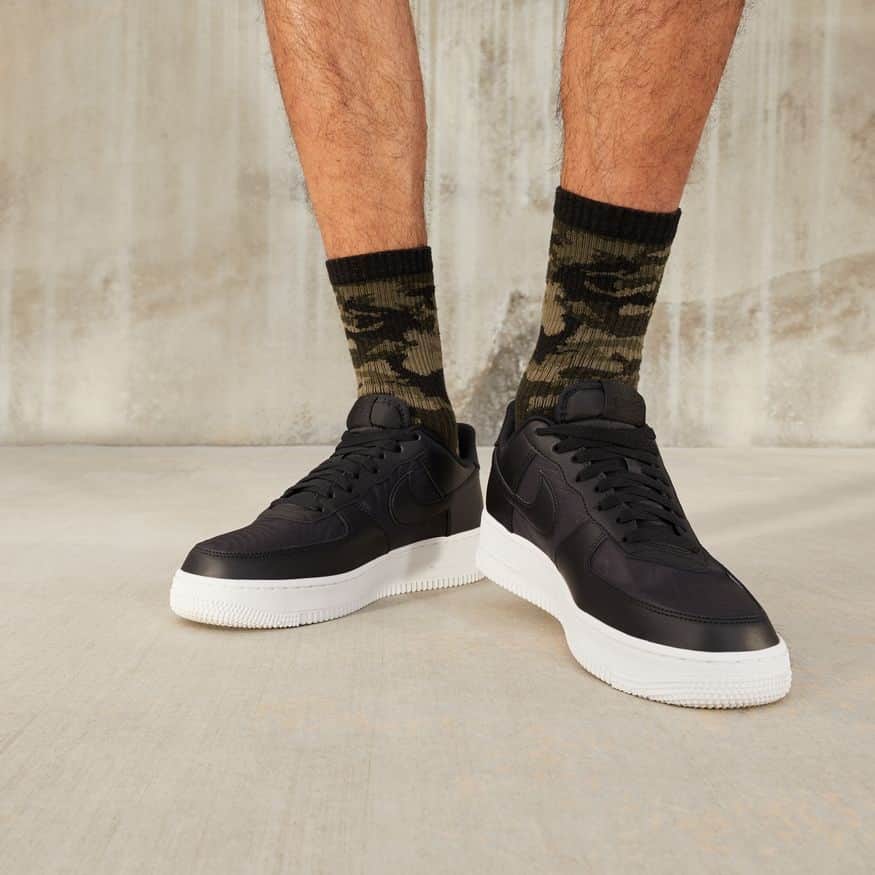 のインスタグラム：「・ 【AIR FORCE1・NEWカラー登場】  全体は落ち着いた黒でまとめ、 光沢のある素材を使用し違いを演出した1足。  いつものエアフォースとは一味違う このカラーいかがでしょうか。  AIR FORCE 1 '07 LV8 NOS FB2048-001  https://gs.abc-mart.net/shop/g/g6641200001049/?utm_source=FB&utm_medium=social&utm_campaign=FB2048-001  #abcmart #abcマート #ABCGS #NIKE #ナイキ #Airforce1 #エアフォース1 #sneakers #sneakernews」