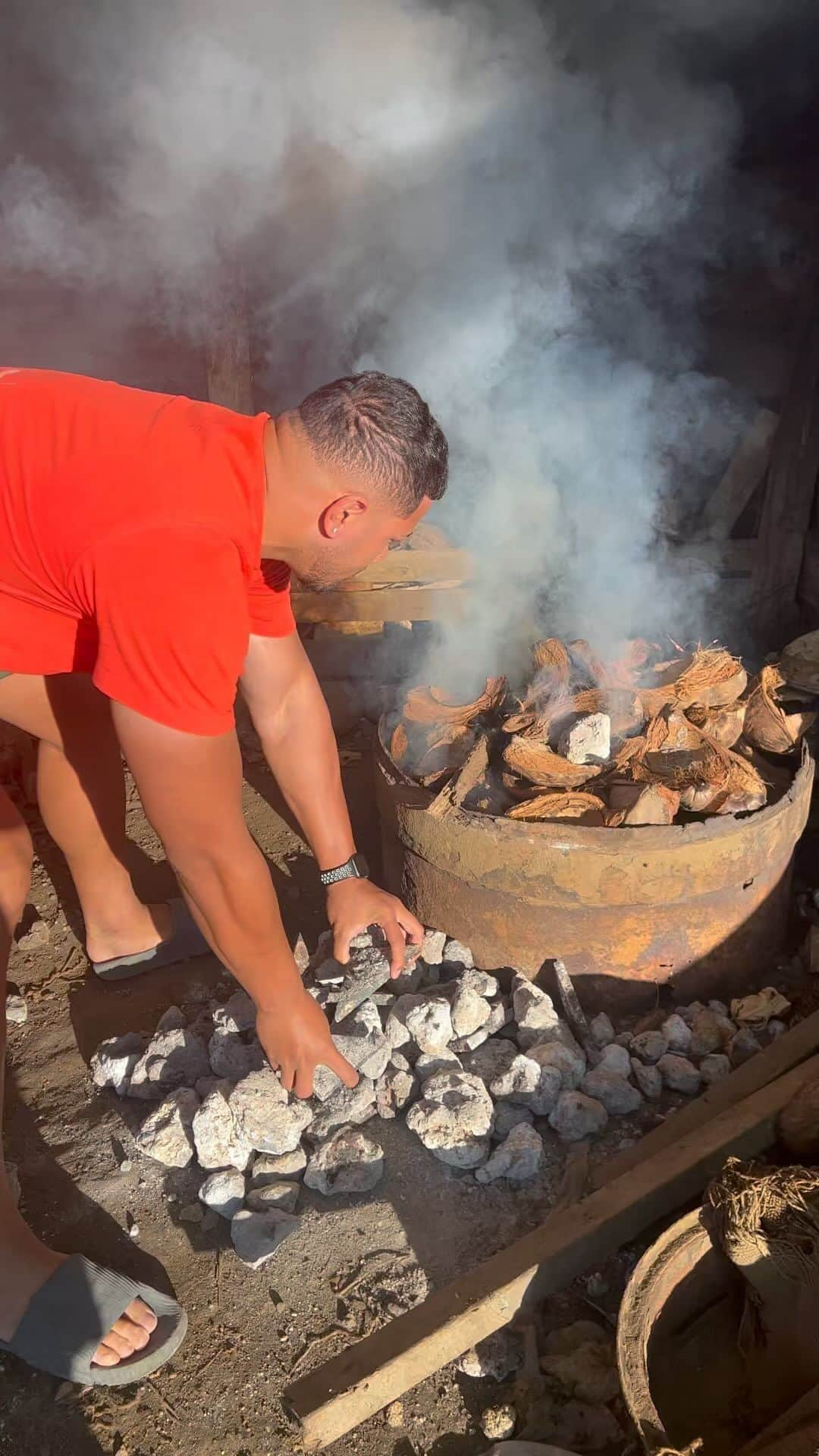 アタアタ・モエアキオラのインスタグラム：「Umu for Sunday feed トンガでは日曜日基本ウム(Umu)を作ります #islandlife🌴☀️」