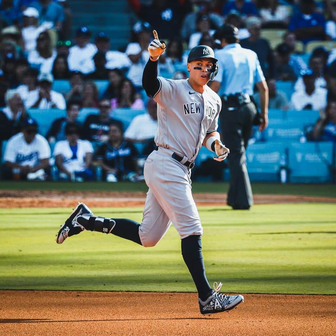 ニューヨーク・ヤンキースさんのインスタグラム写真 - (ニューヨーク・ヤンキースInstagram)「Running through a wall 😤」6月4日 11時11分 - yankees