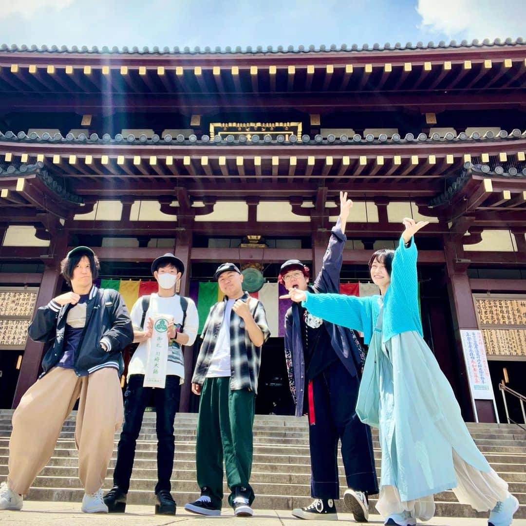 畑亜貴のインスタグラム：「恒例行事のようになっている、Q-MHz+新井弘毅さんとの厄除けで気分すっきり！  我们去寺庙消灾了。  우리는 사원에서 행운을 빌었다.  We went to the temple to get rid of the bad luck.  Fuimos al templo para librarnos de la mala suerte.  #qmhz #akhtravelougue」