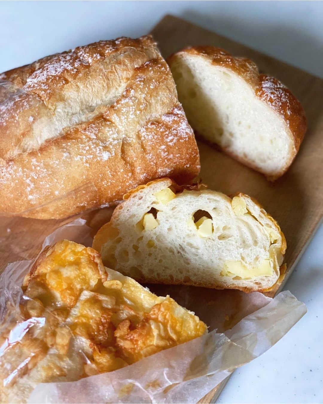 松本孝美さんのインスタグラム写真 - (松本孝美Instagram)「Kちゃんのお手製パンが届きました  いつもありがとう さらに美味しくなっていてもうプロ級！  1枚目 チーズ入りパンのトーストにのせたのは #味噌ヨーグルト で和えた茹で卵  味噌ヨーグルトはブルマンヨーグルトの菌で作った豆乳ヨーグルトと @horikawaya_nomura  さんの白味噌を混ぜています 美味しいお味噌で作るとより味わい深い  マヨネーズ要らんのとちがう？ しかも豆✖️豆、発酵✖️発酵でヘルシー ビーガンの方にもおすすめです  2枚目はプレーンタイプをトーストして #きゅうりの味噌ヨーグルト漬け を スライスしてのせています かけているのはクミンパウダー  パンには無塩バターを塗っています  3枚目、パンUPショット！  4枚目、味噌ヨーグルトに 切り干し大根を漬けて戻してみました ヨーグルトで戻すのが美味しいから これも試してみたけどすごくいい  味噌ヨーグルトはきゅうりを漬ける際は同量を混ぜていたけど マヨネーズがわり、切り干し大根など そのまま食べるなら お味噌の量は減らした方が良いかもです  #t_mimi_healthtopic  #t_mimi_cucumber   #トースト#パン#ブルマンヨーグルト#豆乳ヨーグルト#ヘルシーマヨネーズ#白味噌#堀河屋野村#きゅうり#味噌ヨーグルト漬け#切り干し大根」6月4日 11時18分 - t_mimi1414