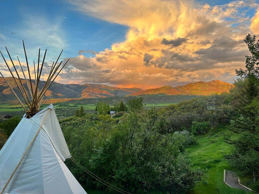 サーシャ・コーエンのインスタグラム：「That summer light… 🙌🏻   #magic #colorado」