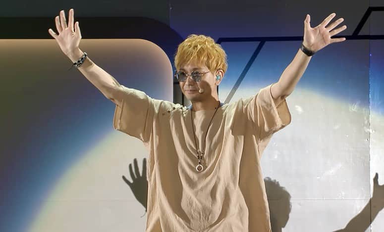 ガッチマンのインスタグラム：「TOP4 in TOKYO DOME 約束通りイベントの写真を投下するよ。 髪色を戻してメイクを落とせば誰にも気が付かれない普通のおじさんに元どおり。顔バレ心配無用でござるよ。ほほほ  ガッチマンVを1人で歌う前さ、やっぱりバチクソ緊張してて扉の前で足が震えていたんだけど、スタッフのお姉さんが背中をさすって励ましてくれたのがすごく嬉しかった。 あと合いの手も1人でステージ立つの心細かったからメンバーの皆んなにお願いしました。  ガッチマンVの歌詞には「1人でも頑張れる」ってあるけど、たぶん1人じゃ頑張れなかった。  何にせよ、今までのイベントの中でも1番充実したイベントでした。ゲームは下手だったけど」