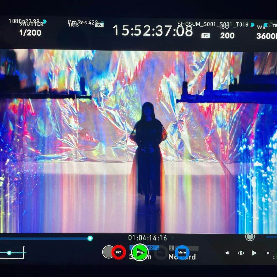 towanaさんのインスタグラム写真 - (towanaInstagram)「✨🌈📀✨🌈💫💿 1 - 映画やゲームのラスボスみたいで好きな写真🔮🫦 2 - Shining, twinkle, sparkle, glittering, hazy ..✨🖤 3 - シルエット&スローモーションになるシーンがかっこよくてお気に入り。ドレスのパフスリーブから透ける美しい虹色も 4 - ふざける2人」6月4日 11時31分 - towana