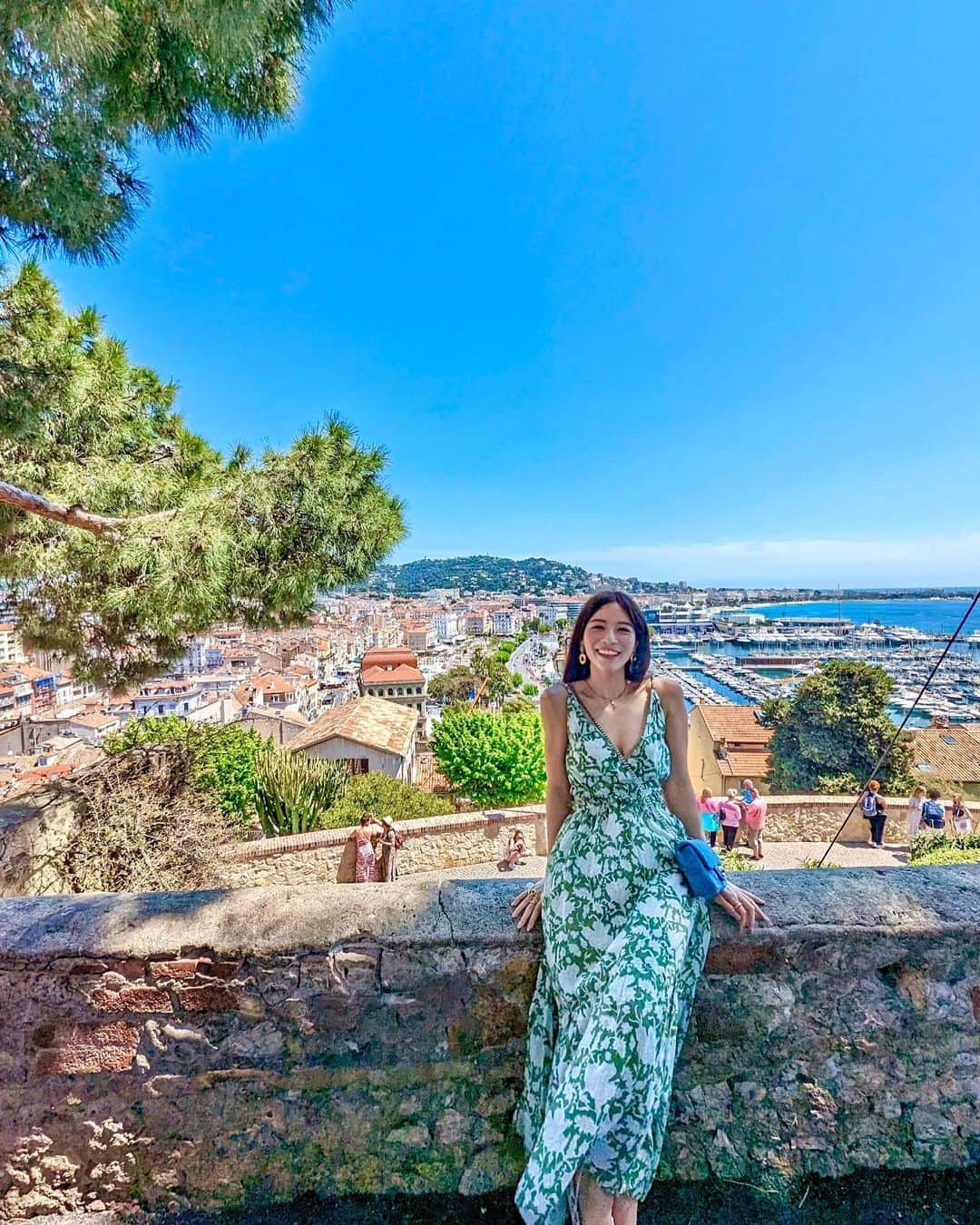 石井里奈さんのインスタグラム写真 - (石井里奈Instagram)「Cannes🇫🇷🩷 カンヌ旧市街✨ モナコ同様、旧市街のほうにいき丘を登ると綺麗な絶景が。 赤い屋根の建物がちらほら。ちょっとクロアチア感あってかわいい。 . 港町なので街歩きしてるだけでも賑わいがあって海も綺麗で素敵でした☺️✨ . dress... @majeparis  sunglasses... @maison_de_luxe_lunettes  . 早くも夏を感じてたのでサングラス大活躍でした👏 . #cannes #カンヌ #カンヌ国際映画祭 #旧市街 #cannesfilmfestival #リゾート #タビジョ #majeparis #フランス #フランス旅行 #france #cannesfrance」6月4日 11時33分 - ri7tin1025