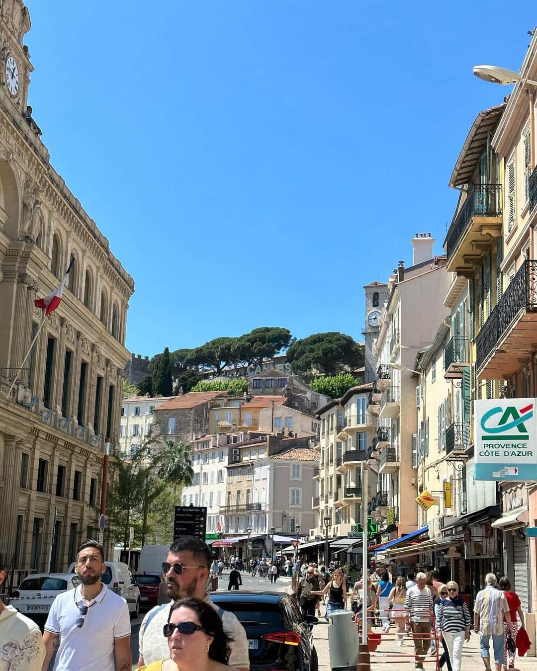 石井里奈さんのインスタグラム写真 - (石井里奈Instagram)「Cannes🇫🇷🩷 カンヌ旧市街✨ モナコ同様、旧市街のほうにいき丘を登ると綺麗な絶景が。 赤い屋根の建物がちらほら。ちょっとクロアチア感あってかわいい。 . 港町なので街歩きしてるだけでも賑わいがあって海も綺麗で素敵でした☺️✨ . dress... @majeparis  sunglasses... @maison_de_luxe_lunettes  . 早くも夏を感じてたのでサングラス大活躍でした👏 . #cannes #カンヌ #カンヌ国際映画祭 #旧市街 #cannesfilmfestival #リゾート #タビジョ #majeparis #フランス #フランス旅行 #france #cannesfrance」6月4日 11時33分 - ri7tin1025