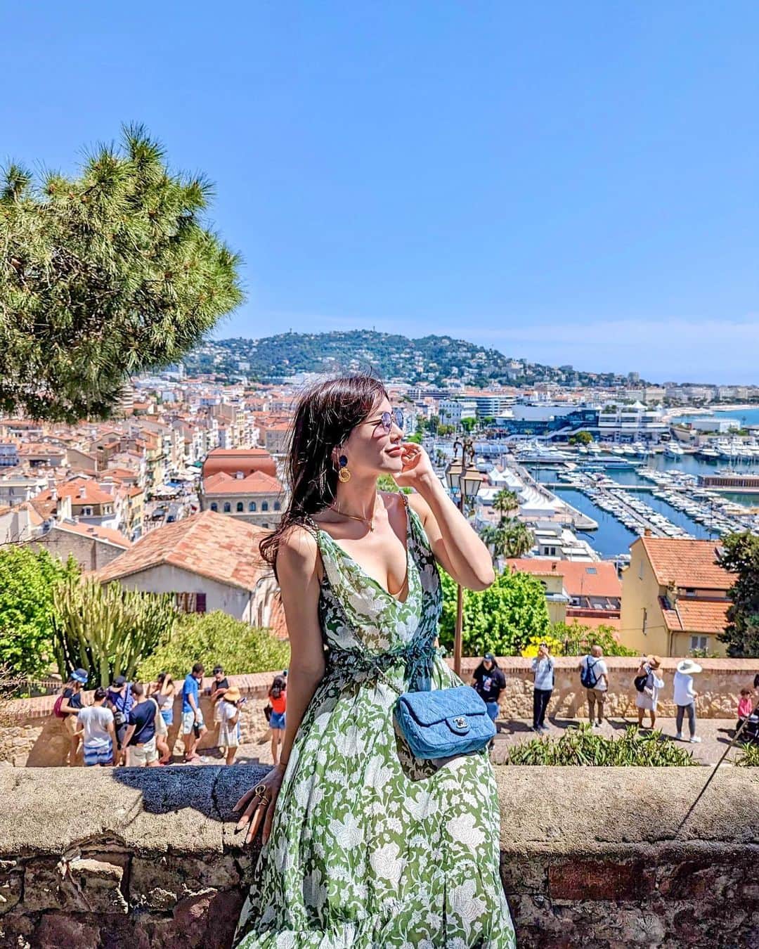 石井里奈さんのインスタグラム写真 - (石井里奈Instagram)「Cannes🇫🇷🩷 カンヌ旧市街✨ モナコ同様、旧市街のほうにいき丘を登ると綺麗な絶景が。 赤い屋根の建物がちらほら。ちょっとクロアチア感あってかわいい。 . 港町なので街歩きしてるだけでも賑わいがあって海も綺麗で素敵でした☺️✨ . dress... @majeparis  sunglasses... @maison_de_luxe_lunettes  . 早くも夏を感じてたのでサングラス大活躍でした👏 . #cannes #カンヌ #カンヌ国際映画祭 #旧市街 #cannesfilmfestival #リゾート #タビジョ #majeparis #フランス #フランス旅行 #france #cannesfrance」6月4日 11時33分 - ri7tin1025