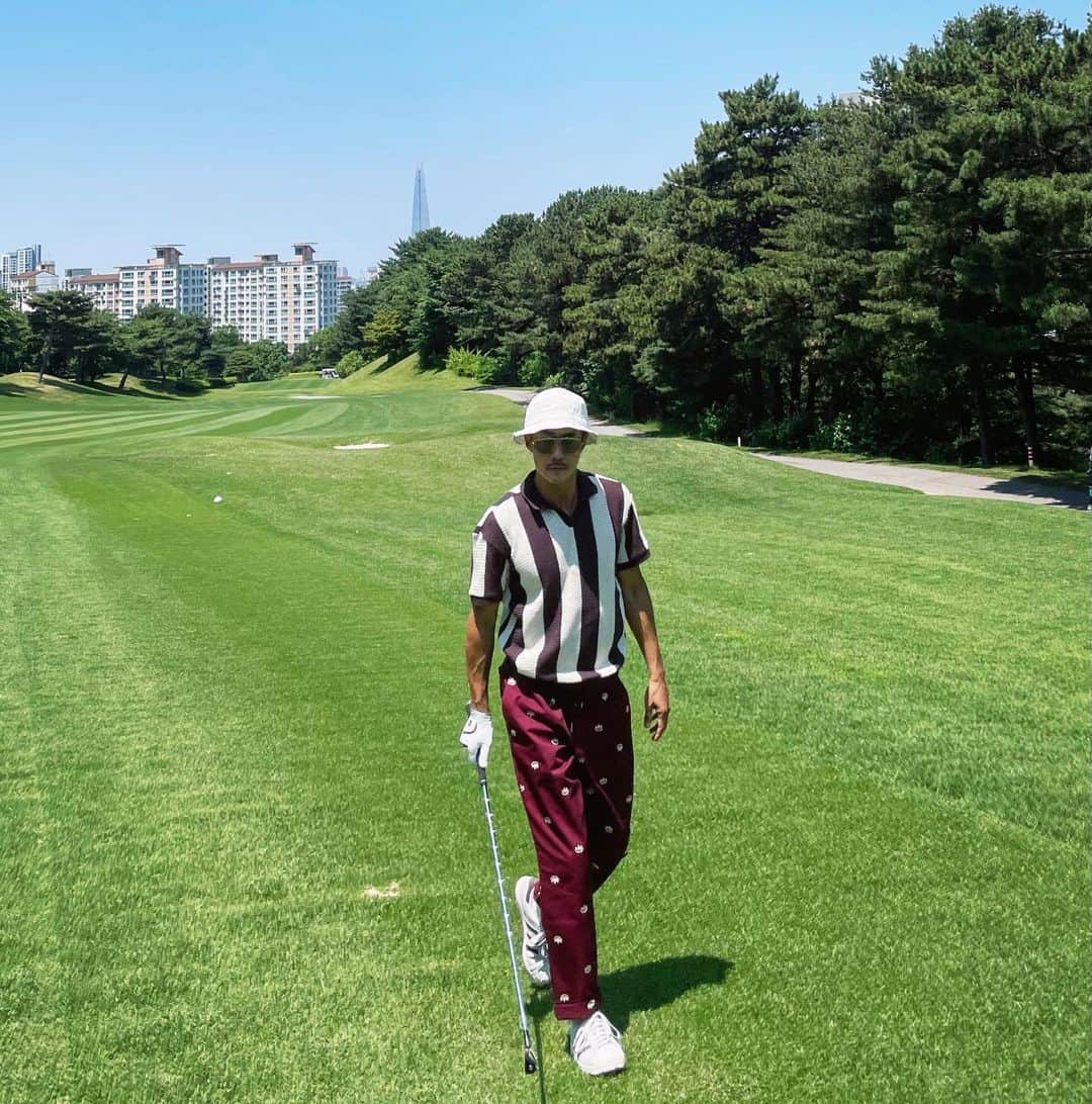 ペ・ジョンナムのインスタグラム：「너무이쁜 아디다스 슈퍼스타 골프화 😍🩵🩵🩵 🏌🏻‍♂️⛳️👟🍀🌿🌱 @adidasgolf #아디다스골프 #슈퍼스타골프화」