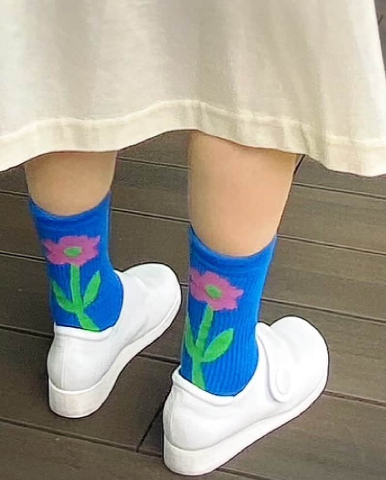 角野栄子さんのインスタグラム写真 - (角野栄子Instagram)「咲いた咲いた可愛い花が、アンヨに咲いている〜、太いふくらはぎに咲いている〜🎵 足と一緒にお散歩ね。可愛いお話しが生まれそう。 ところが、じっと写真を見ていたら。なんて私の背中は曲がっているのでしょう。 花を育てながら背中も育てねば！  @naturallaundry__shop   Blooming, blooming,  pretty flowers are coming out, they are in bloom at my fat calves♫ Flowers are walking with my feet.  A cute story is about to be born. But… as I stared at my photo, I noticed my bent back. I’ll take care of my flowers and also of my bent back!  #魔女の宅急便 #児童文学 #角野栄子児童文学館 #くつ下 #靴下好き #ナチュラルランドリー #80代ファッション #70代ファッション #kikisdeliveryservice #over80style #sockstyle」6月4日 11時54分 - eiko.kadono
