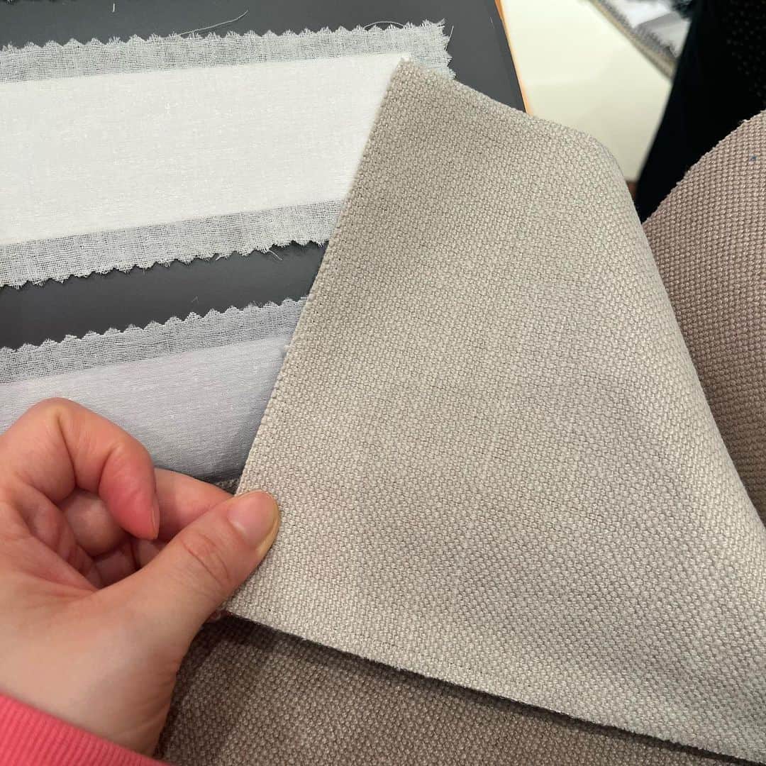 ひよんのインスタグラム：「🏡❤️  新居の準備🩵 インテリアむずかしすぎ。  みんなどこの家具屋さんがすきー？😳✨  #引越し #インテリア #家具」