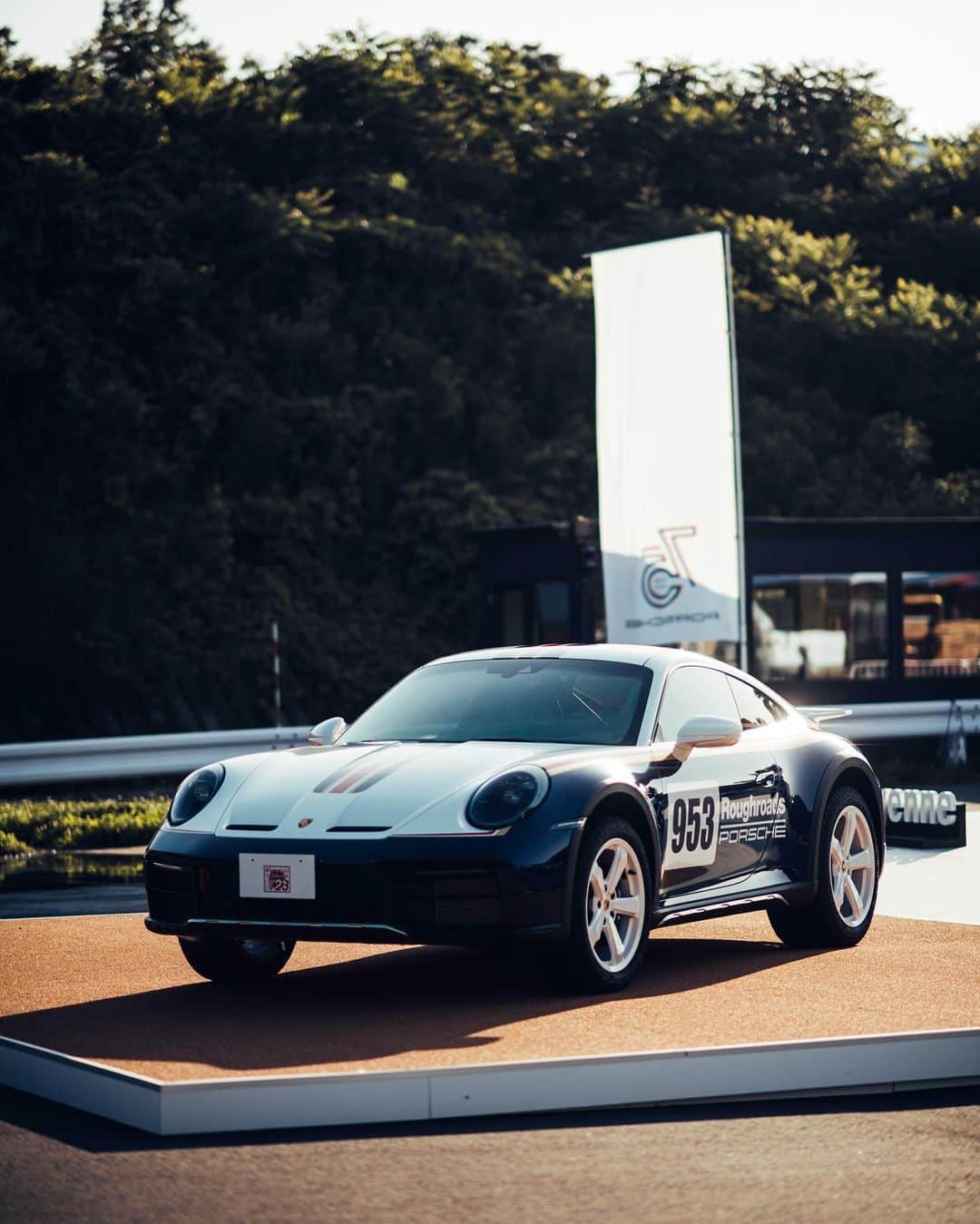 Porsche Japanさんのインスタグラム写真 - (Porsche JapanInstagram)「911 Dakar ポルシェフェスティバルで日本初登場。 #ポルシェ #dreamincolor #75yearsporsche #ポルシェフェスティバル」6月4日 12時00分 - porsche_japan