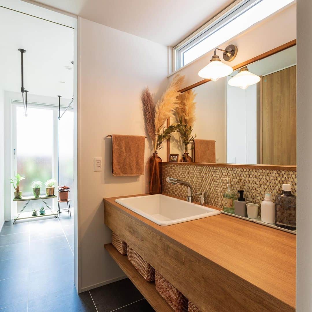 ルポハウス一級建築士事務所さんのインスタグラム写真 - (ルポハウス一級建築士事務所Instagram)「・ ・ 《緑植と共存する家》 Wash corner  レトロで温かみのある六角形のタイルを中心に、トーンを整えた空間。 ・ 造作洗面台には大きなものも洗える広くて深いシンクを設置、カウンターともよく馴染みます。 ・ ・ ・ 担当設計士/赤尾拓人 @takuhito_akao  ・ ・ ・ 𓐌𓐌𓐌𓐌𓐌𓐌𓐌𓐌𓐌𓐌𓐌𓐌𓐌𓐌𓐌𓐌𓐌𓐌  ルポハウスの施工事例はこちらまで☞ @reposhouse  𓐌𓐌𓐌𓐌𓐌𓐌𓐌𓐌𓐌𓐌𓐌𓐌𓐌𓐌𓐌𓐌𓐌𓐌 #ルポハウス は#ちょっとかっこいい家 を"友人のために" という思いでつくっています。 一生に一度の#マイホーム。 「あなたにしかできない」×「ルポハウスだからできる」で、 私たちだけの#家づくり を思いっきり楽しんでみませんか？！ ・ ・ ・ #住宅 #注文住宅 #新築一戸建て #デザイナーズ住宅  #一級建築士事務所 #設計事務所 #滋賀県の設計事務所 #洗面室 #洗面台 #洗面インテリア #造作洗面台 #タイル #名古屋モザイクタイル #コルメナ #東リフロアタイル #pst2055 #toto洗面ボウル #sk106」6月4日 12時00分 - reposhouse