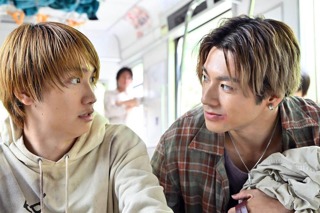 ペンディングトレイン-8時23分、明日 君とのインスタグラム：「第７話をプレイバック🎬 親密度が増していく直哉と米ちゃんのほほえましい一コマをお届け♡  未来編完結🌱 クライマックスに向けて一瞬も目が離せない第８話放送は９日（金）よる１０時🚃 第７話は#TVer で配信中🤳 全話配信は#Paravi #Netflix   #ペンディングトレイン #山田裕貴 #藤原丈一郎（#なにわ男子） #ペントレプレイバック #金曜ドラマ #名シーン」