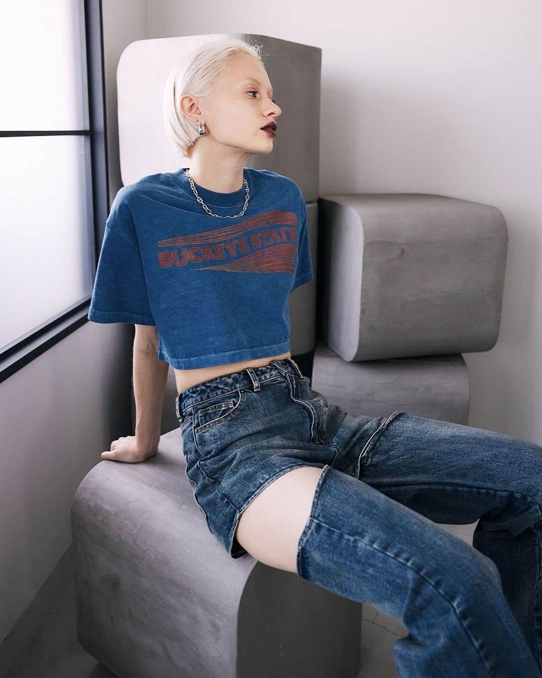 ENVYMのインスタグラム：「【𝙍𝙀𝘾𝙊𝙈𝙀𝙉𝘿𝙞𝙩𝙚𝙢】 ⁡ ⁡ ◾︎ヴィンテージクロップドTee color / WHITE,BLACK,BLUE ⁡ ⁡ ピグメント加工を施した古着のような風合いが トレンドライクなヴィンテージTシャツ。 ⁡ 程よい色の落ち具合と、 長年着用したようなくたっとした生地感が他にはないデザインです。 ⁡ クロップド丈なのでカジュアルにデニムでグランジっぽく、 スラックスで少し綺麗に合わせたり、 ミニスカートで甘辛なスタイリングもおすすめです。 ⁡ --------------------------------- ⁡ ⁡ #envym #2023ss #summer」
