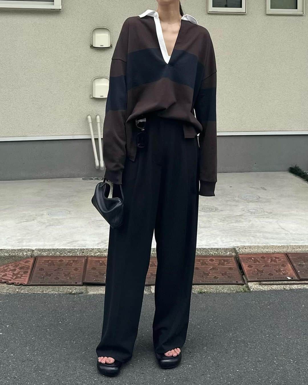 AICOのインスタグラム：「こんにちは。 23AW先行予約アイテムのご紹介です。  <DEEP NECK WIDE RUGBY SHIRT> ラガーシャツをベースに、女性らしく仕上げたCLANEらしいデザイン。カジュアルさと色っぽさのあるアイテムです。 中心にラインを太く１本入れシンプルだけどポイントのあるデザイン。 前立てにあえて釦をつけず、深めのネック開きにすることで、ご着用いただくだけで自然と抜け感がでる様に仕上げております。 私は少し抜いて着ています。 台衿のみ釦を付けているので閉めて着て頂く事も可能です。 ワイドでゆったりとしたシルエットと、袖口にたまる袖丈がかわいい。 素材は、国内で綿100％の16番手の空紡糸2本を撚り合わせ、双糸にしてから編み上げて頂きました。素材もとてもこだわりました。 空紡糸ならではのざっくりとした風合いに、あえて双糸にすることで独特なコシとドライタッチな質感が生まれ、ヴィンテージライクな風合いに仕上げています。肉感も程よく厚みのある素材で良い。衿はラガーシャツ同様、布帛素材になっております。 グレー、ブラウン、ブラックの３色展開。私はこのブラウンカラーが好きです。  <2WAY TUCK  STRAIGHT PANTS> 程よくゆったりとした綺麗なシルエットのストレートシルエットのパンツです。 タックも入っているので腰周りも程よくカバーできるデザイン。 落ち感のある素材で履き心地もとても良いです。 ウエストは中にアジャスターゴム付きで、ジャストウエストとローウエストの２WAYのウエスト位置で着用可能です。 こちらはローウエストでダルッと着用しています。 素材は、少し表情のある細かな綾目が特徴で、ドライタッチでサラッとした肌触りなのでオールシーズン着用して頂けます。 フロントのベルトループにDカンをつけているので、鍵などもつけて頂けます。私はサングラスをかけています。 ※サングラスにナカムが映り込ん出る笑 可愛い🫶🏻 #clane#clane23awpreorder」