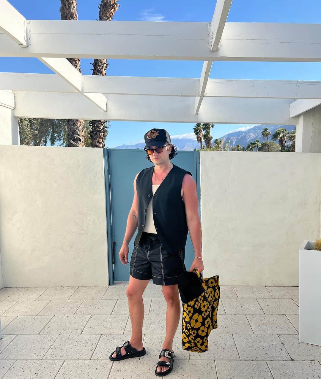 クリス・ギャルヤのインスタグラム：「in•𝘷𝘦𝘴𝘵 in yourself 🥴🥴」
