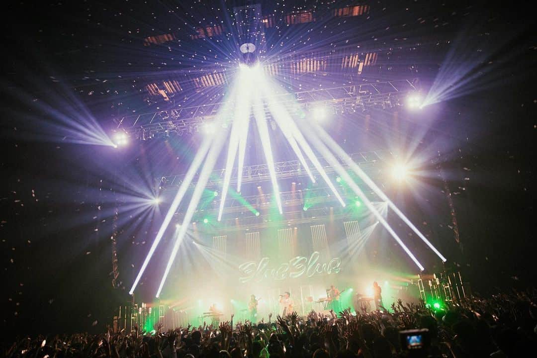 SIRUPのインスタグラム：「BLUE BLUR TOUR 2023  YOKOHAMA   最高の夜を共に作ってくれてありがとう！  実は @yonyon.j が忙しい中SUMINちゃん通訳&アテンドとして手伝ってくれてました！またMirrorやろうな！  Thank y'all💙  今日は仙台🔥  📸 @leoyoulagi   #ブルブラツアー」