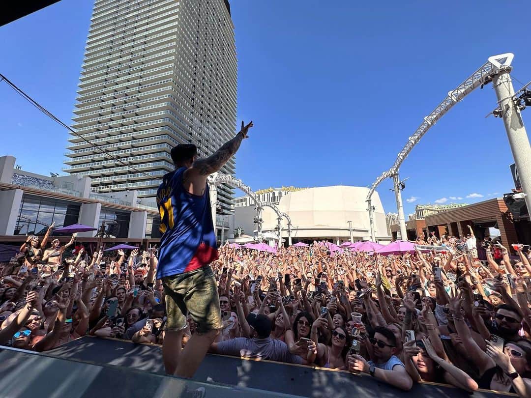 Pauly Dさんのインスタグラム写真 - (Pauly DInstagram)「Vegas Pool Parties = Next Level! 🙌🙌🙌 Comment Down Below If You Were There And Who’s Coming To The Next One ☀️😎」6月4日 12時22分 - djpaulyd