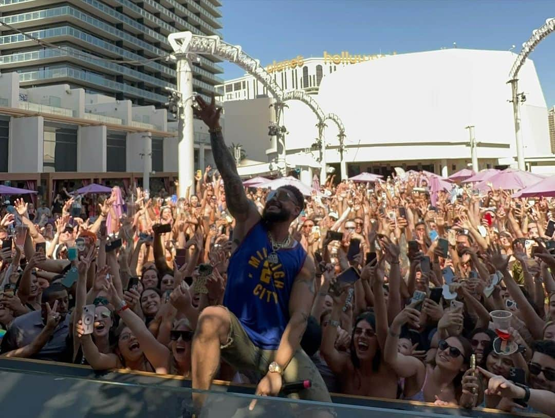 Pauly Dさんのインスタグラム写真 - (Pauly DInstagram)「Vegas Pool Parties = Next Level! 🙌🙌🙌 Comment Down Below If You Were There And Who’s Coming To The Next One ☀️😎」6月4日 12時22分 - djpaulyd