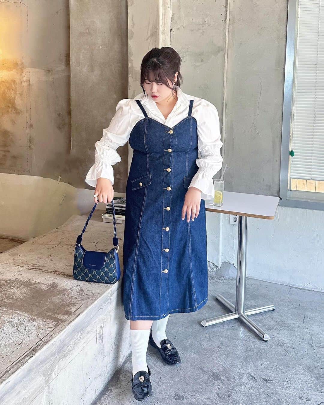 りせともよのインスタグラム：「denim×whiteshirt💙‎🤍  onepiece : @chulachula__official   bag : @shein_japan    #ootd  #youtube  #ぽっちゃりコーデ  #instalike」